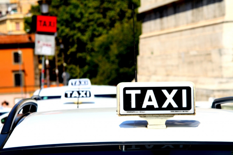 taxis-MONTFERRAT-min_taxi_auto_rome_road_white-1051610